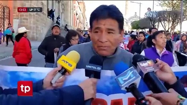 Bloqueos por el incremento de pasajes movilizan a vecinos en Potosí; choferes cumplen cuarto día de paro