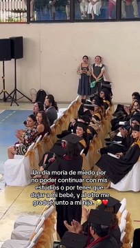 Joven se gradúa de la universidad, tomaba clases con su hija en brazos