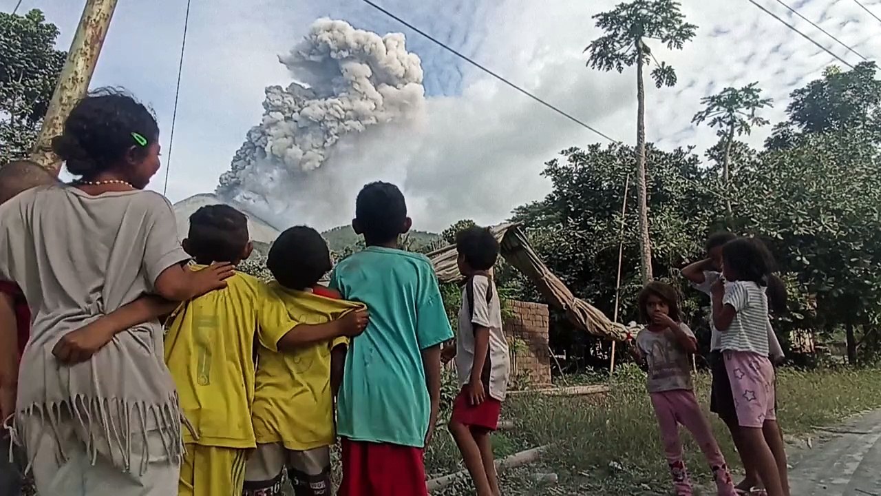 Vulcão na Indonésia entra em erupção e desencadeia extensa coluna de cinzas