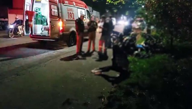 Honda Titan e Biz se envolvem em acidente na Rua Pio XII