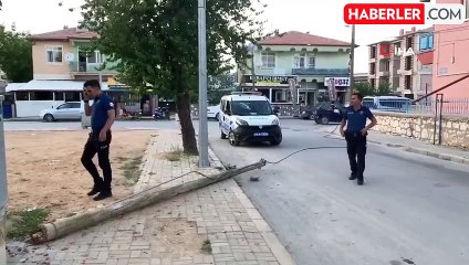 Karaman'da kırılan telefon direği kaldırıma devrildi