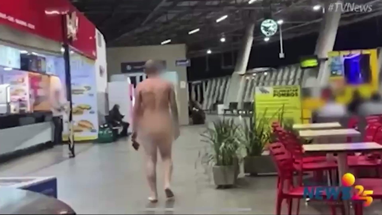 Peladão, homem caminha tranquilamente pela rodoviária