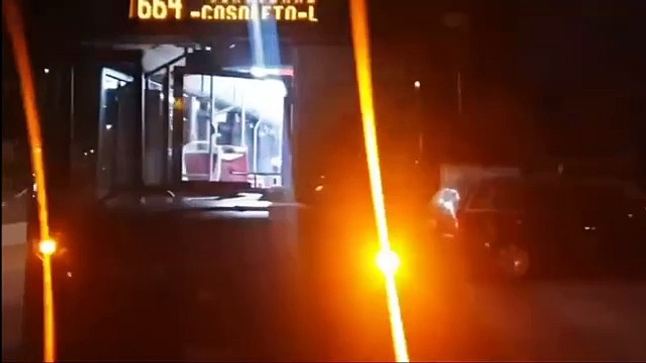 Capannelle: traffico in tilt, sosta selvaggia e bus bloccati per il concerto di Geolier