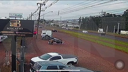 Câmera de monitoramento registra acidente entre van e caminhonete na BR-277