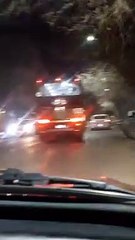 Pibes se cuelgan de los colectivos en movimiento en Godoy Cruz