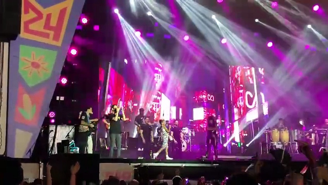 Criança solta a voz no São João da Bahia ao lado da cantora Simone Mendes