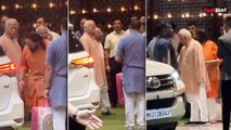 Anant-Radhika Wedding: RSS Chief Mohan Bhagwat पहुंचे Mukesh Ambani के घर, Anant Ambani ने छुए पैर!