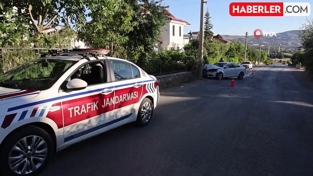 Elazığ'da otomobil beton direğe çarptı: 2 yaralı
