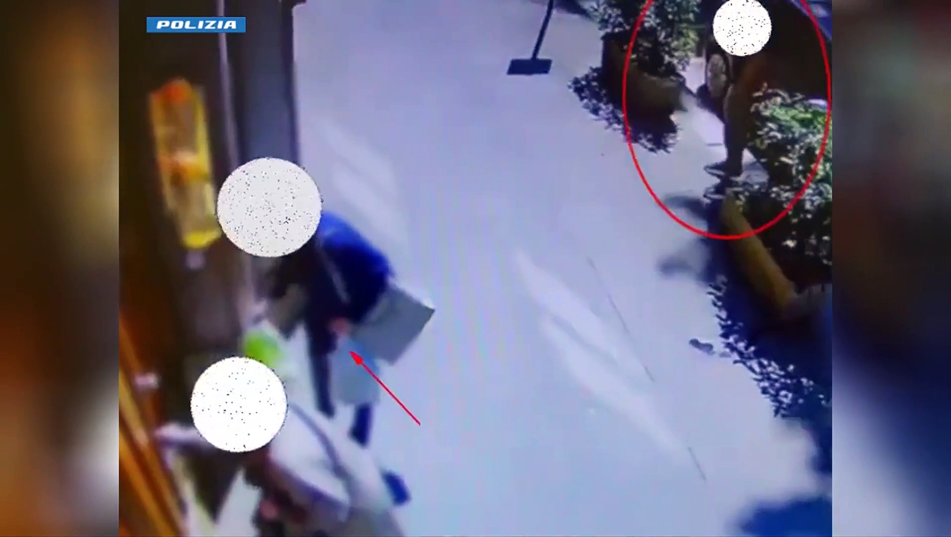 Video Milano, così adocchia un'anziana con le borse della spesa, la segue nel portone e le strappa la collana d'oro