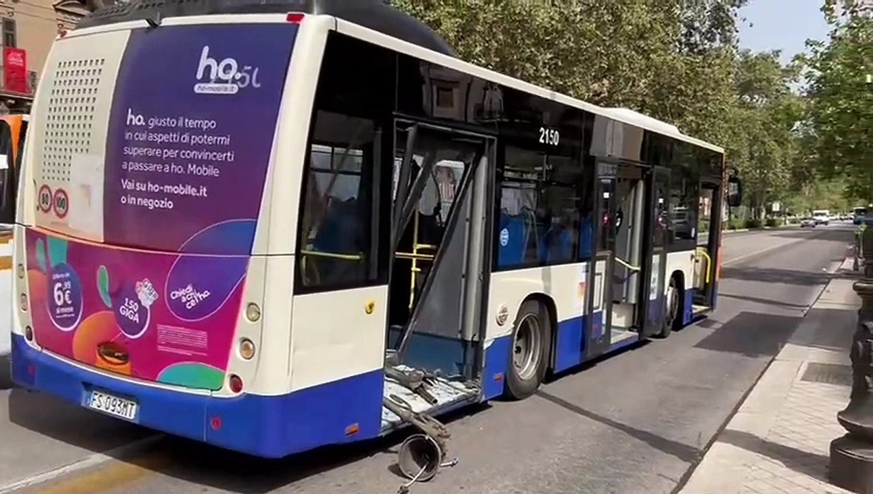 Auto contro un palo