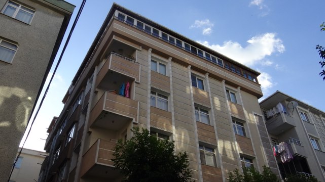 Avcılar'da kolonlarında çatlaklar olan binada oturmaya devam ediyorlar