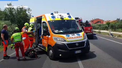 Video: schianto con un?auto poi la moto prende fuoco