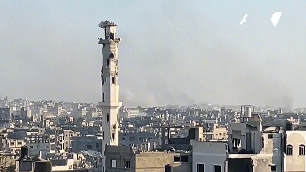 أعمدة دخانية فوق حي الشجاعية شرق مدينة غزة