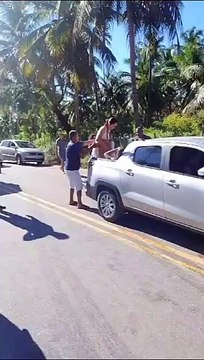 Acidente entre micro-ônibus de turismo, carreta e caçamba deixa um morto e feridos em AL