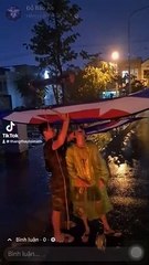 Anh em nhìn mà học nhé thả diều sáo mà tắm xuyên mưa như thế này nè