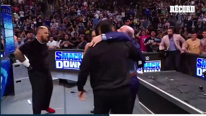 PAUL HEYMAN, REPRESENTANTE DE ROMAN REIGNS, FUE ATACADO POR THE BLOODLINE EN WWE SMACKDOWN