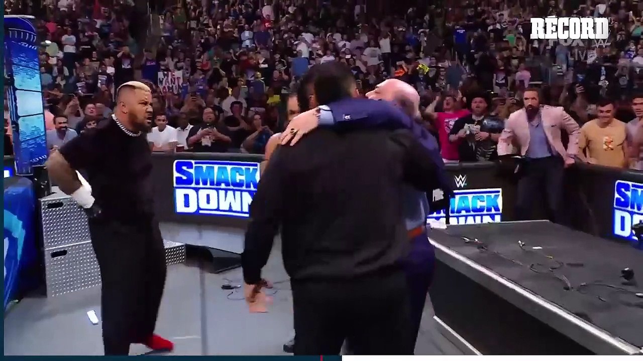 PAUL HEYMAN, REPRESENTANTE DE ROMAN REIGNS, FUE ATACADO POR THE BLOODLINE EN WWE SMACKDOWN