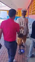 Boris Chong-Sit arrive au bureau de vote à Cayenne