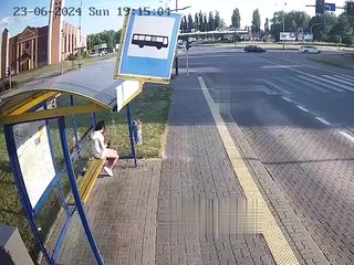 Mujer agredió a una persona que estaba sentada en una parada de autobús.