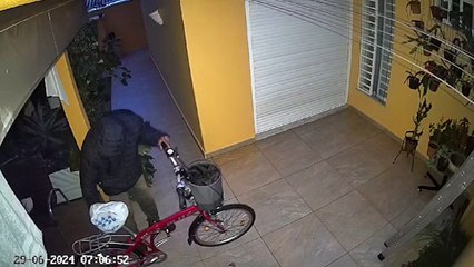 Pelo telhado, homens tentam furtar VAP e bicicleta no Centro de Cascavel