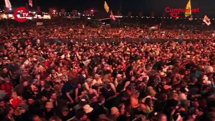 İngiliz punk grubu, canlı yayında kalabalığı İngiliz kralına küfrettirdi