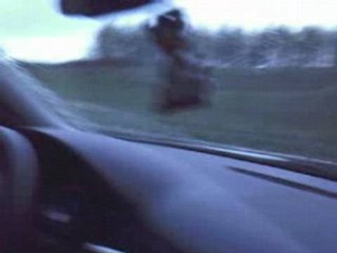 Bmw 325 tds en drift dans un rond-point