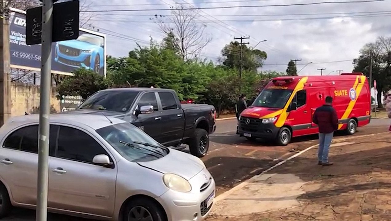 Violenta colisão entre Dodge Ram e Nissan March deixa motorista ferido na Rua da Lapa