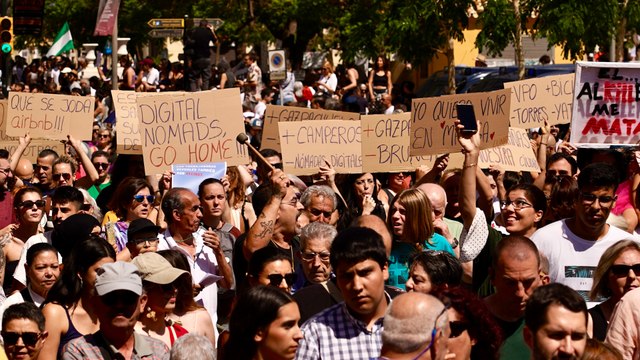 Miles de personas claman por una vivienda digna y para poner freno a la saturación turística en Málaga y Cádiz