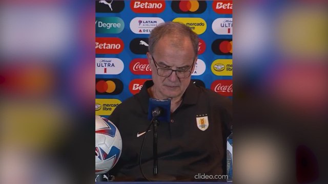 La surrealista pregunta que le hacen a Marcelo Bielsa en rueda de prensa con Uruguay