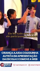 CRIANÇA AJUDA COLEGUINHA AUTISTA EM APRESENTAÇÃO DA ESCOLA E COMOVE WEB