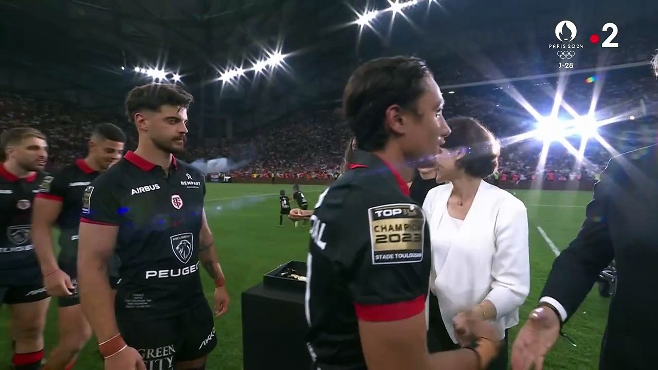 La ministre des sports, Amélie Oudéa-Castéra, a vécu un grand moment de solitude lors de la finale du Top 14 de rugby vendredi 28 juin 2024 sur France 2, lorsqu'un enfant a refusé la médaille qu'elle voulait lui offrir.