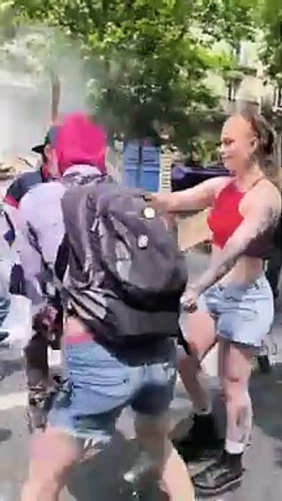 Gay Pride - Incidents à Paris : Mila a été prise à partie et enfarinée aux cris de "la jeunesse emmerde le FN" - L'influenceur Yohan Pawer, venu lancer une association "gay de droite", dégagé