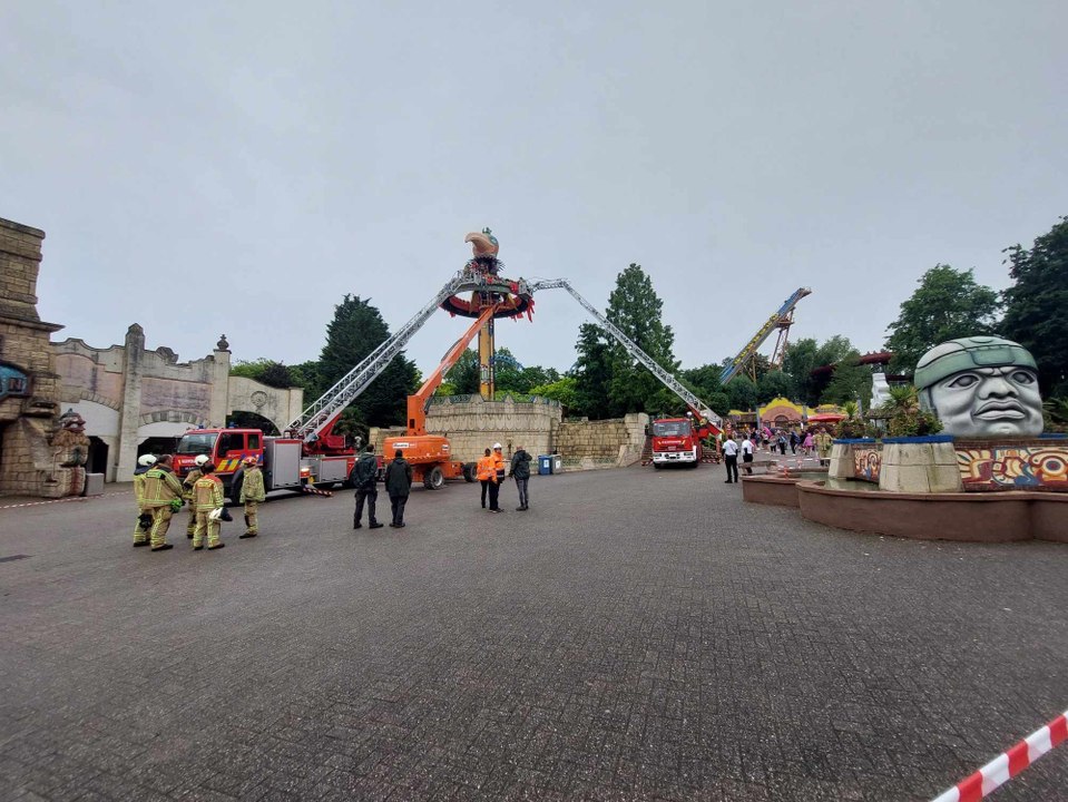 Attraction en panne à Bellewaerde : le public évacué par les pompiers à 15 mètres de hauteur