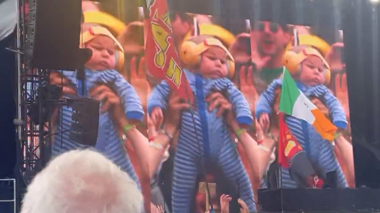Finlay, le bébé de 10 mois star du festival britannique de Glastonbury