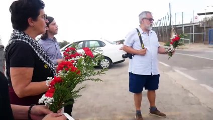 Colocan flores en la valla de Melilla por el segundo aniversario del 24-J