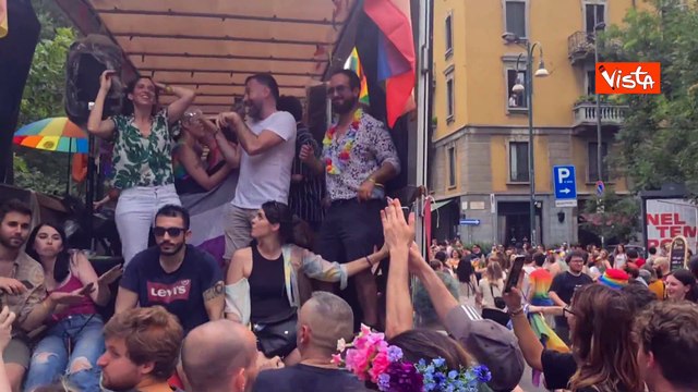 Schlein e Zan ballano Maracaibo di Lu Colombo sul carro del Pride di Milano