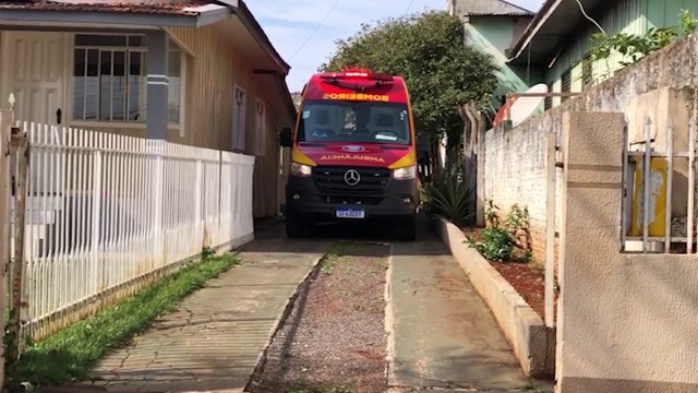 Bombeiros atendem vítima de queda no Bairro Cancelli, em Cascavel