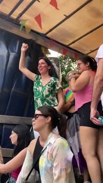 Milano Pride 2024, la segretaria del Pd Elly Schlein balla sul carro dei dem