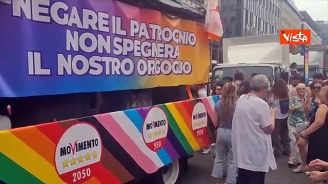 Ali da angelo, body e calzini arcobaleno, palloncini. Ecco i look stravaganti del Pride di Milano