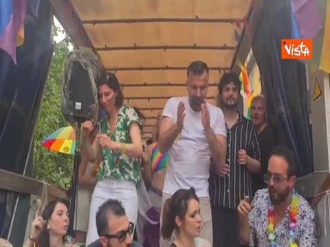 Schlein e Zan ballano Maracaibo di Lu Colombo sul carro del Pride di Milano