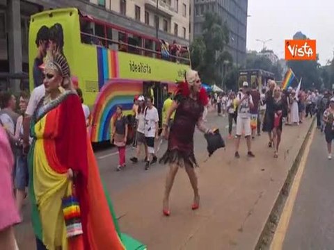 Anche una Matrona romana al Pride di Milano con un lungo abito arcobaleno