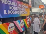 Ali da angelo, body e calzini arcobaleno, palloncini. Ecco i look stravaganti del Pride di Milano