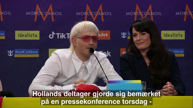 Hollandske Joost Klein dækkede sig også med det hollandske flag ved seancen torsdag, hvor han sad ved siden af Israels finalist |2024| DR