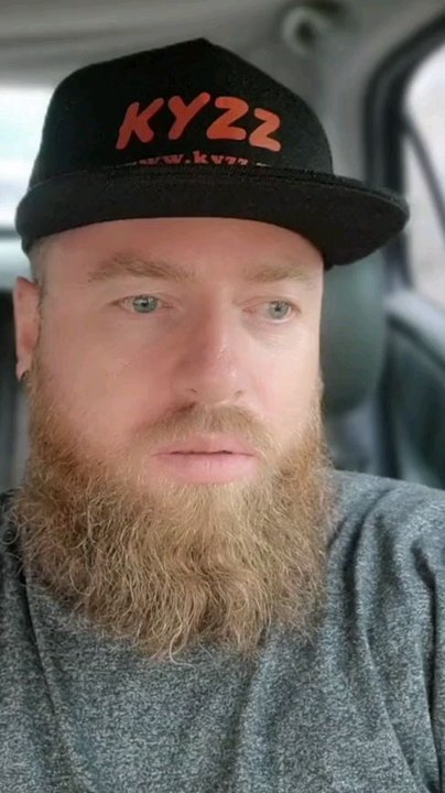 parfois on peut cacher tellement de choses derrière un sourire et les gens autour de nous ne s'en rendent même pas compte