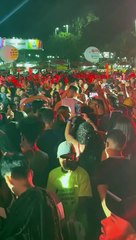 Dan Valente se joga no meio da galera e distribui bebida durante show