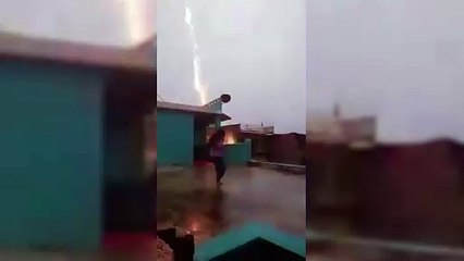 Menina escapa por pouco de raio enquanto gravava vídeo de dança
