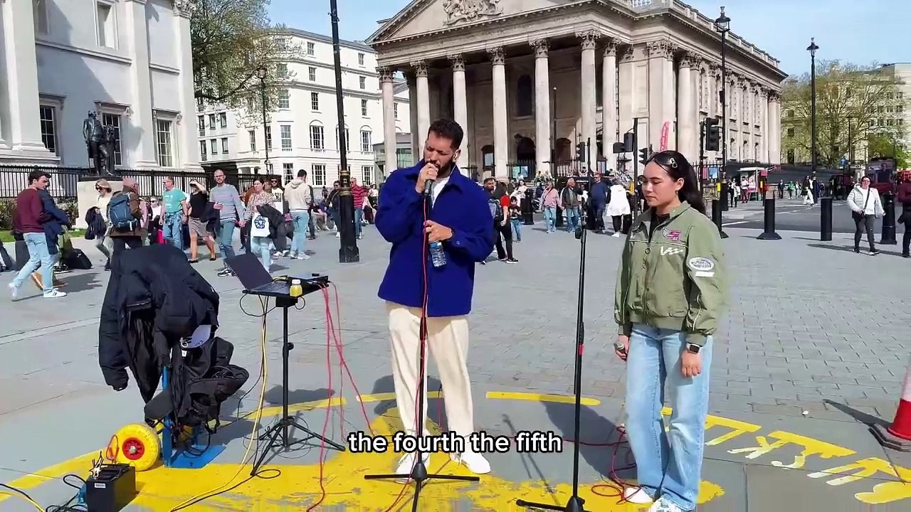 Hallelujah-Leonard Cohen -COVER SONG THE VOICE' Finalist MESMERISES The Crowd