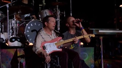 Michael J. Fox conquista al mundo tocando 'Fix You' junto a Coldplay en Glastonbury