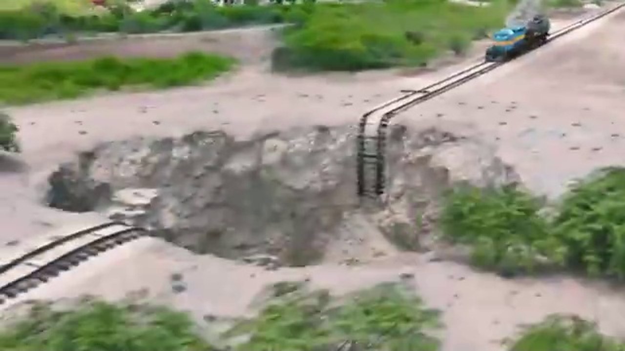Train Vs Giant Pit Its Challanging