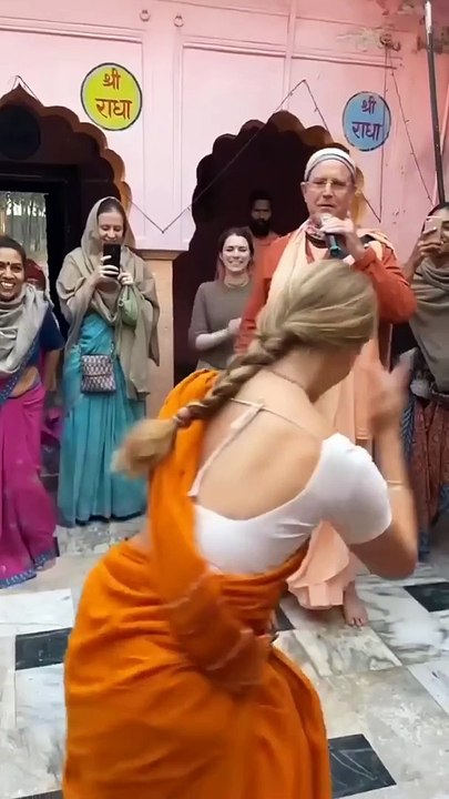 #krishnabhajan #vrindavan #shorts #iskcon #dance #bhajan #4k